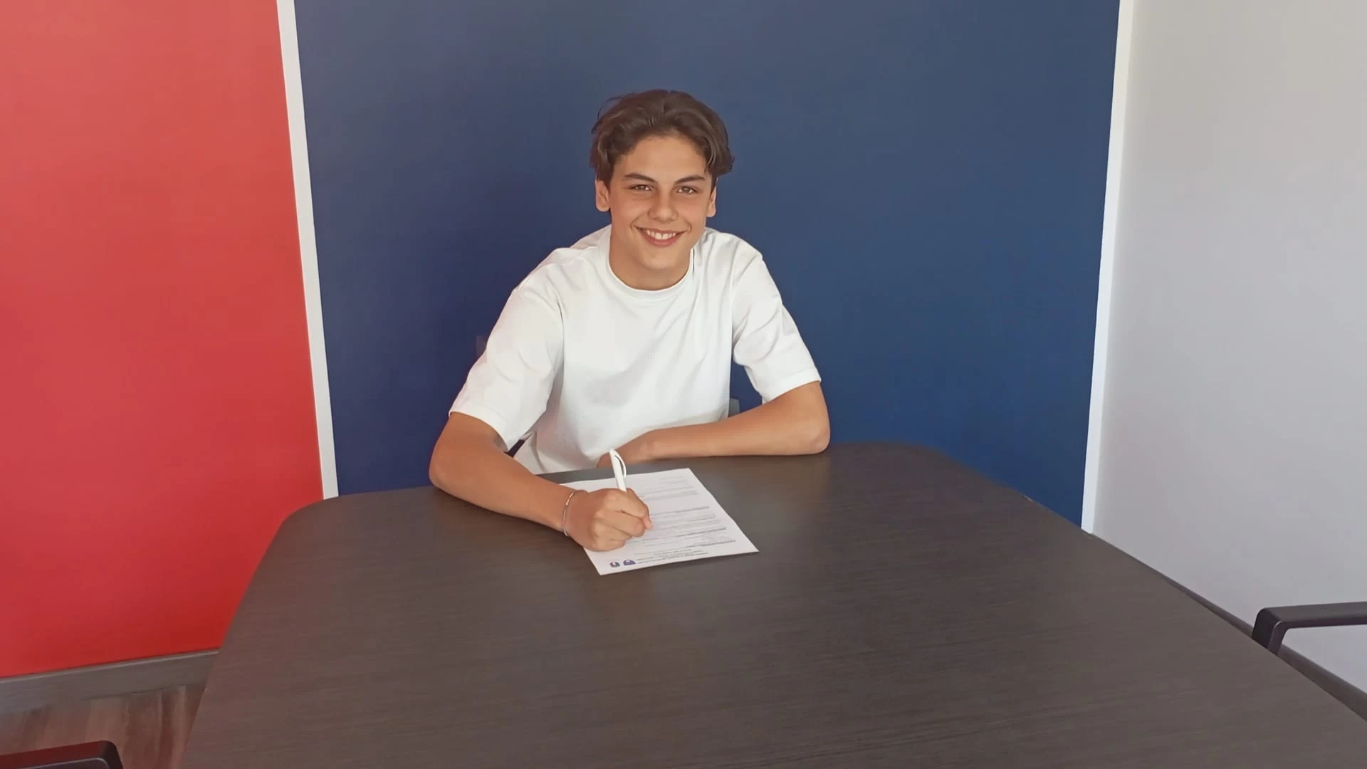 Dennis Santoro dall’Olimpic Isernia vola al Campobasso Calcio nell’under 15 nazionale. Ieri la firma dell’importante contratto.